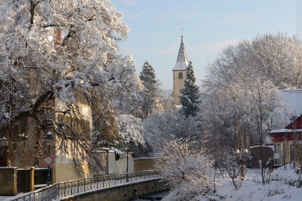 Destination hivernale calme en Europe du Nord, loin des foules