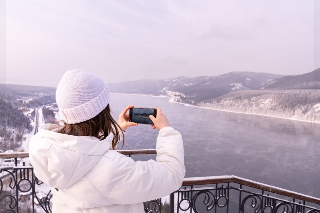 Voyageur profitant d’une expérience hivernale calme et lente