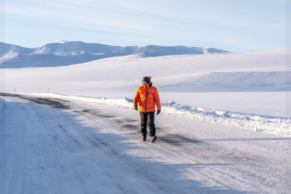 Promenade hivernale paisible représentant le voyage calme